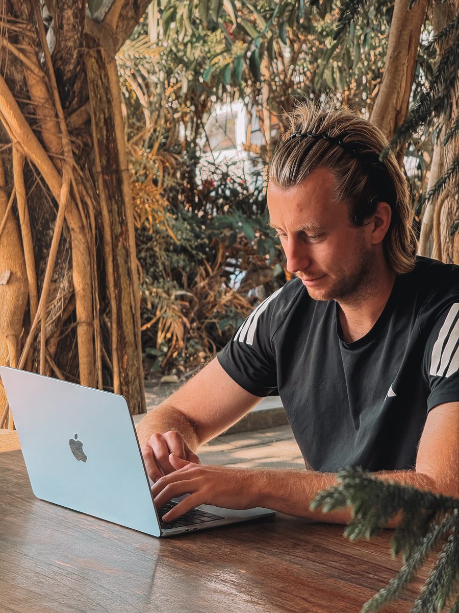 Julien concentré sur son ordinateur portable, en train de travailler sur un itinéraire