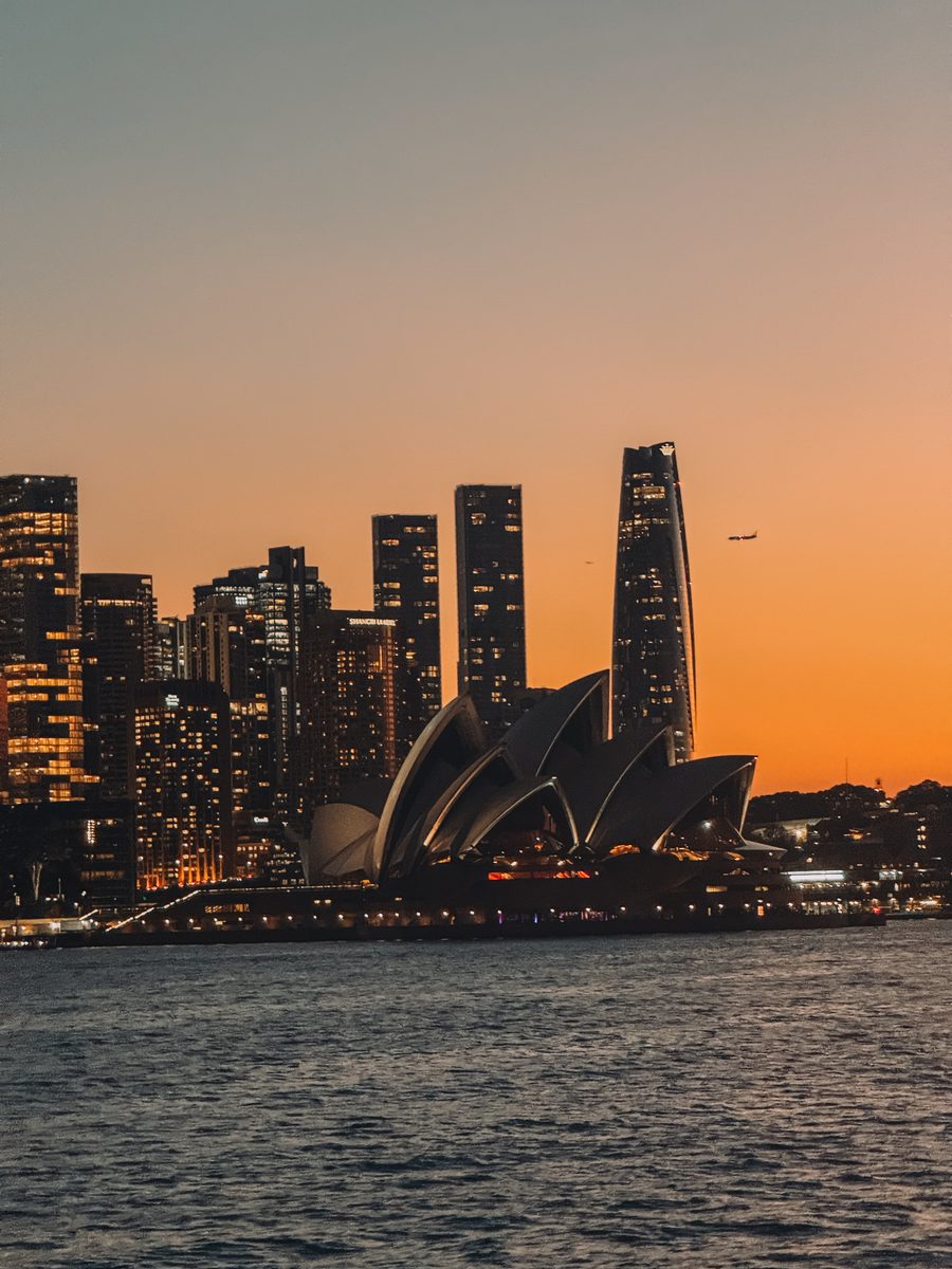L'Opéra de Sydney et les tours du centre au coucher du soleil, vus depuis l'eau