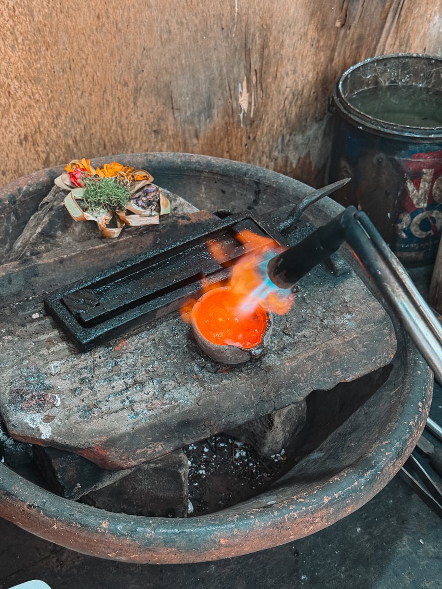 De l'argent en fusion coulé au chalumeau dans un atelier de bijoutier