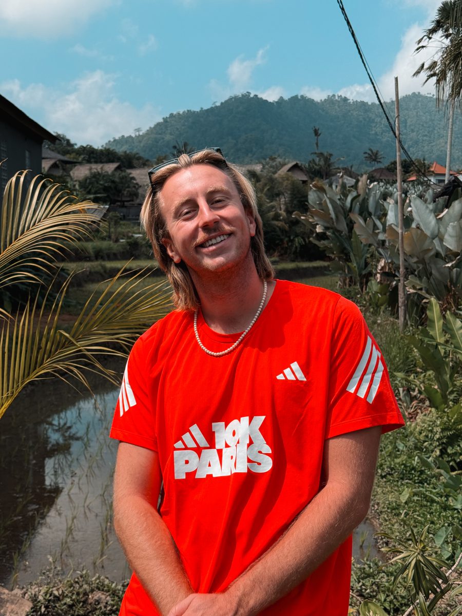Julien en tenue de course devant les rizières et les montagnes de Sidemen