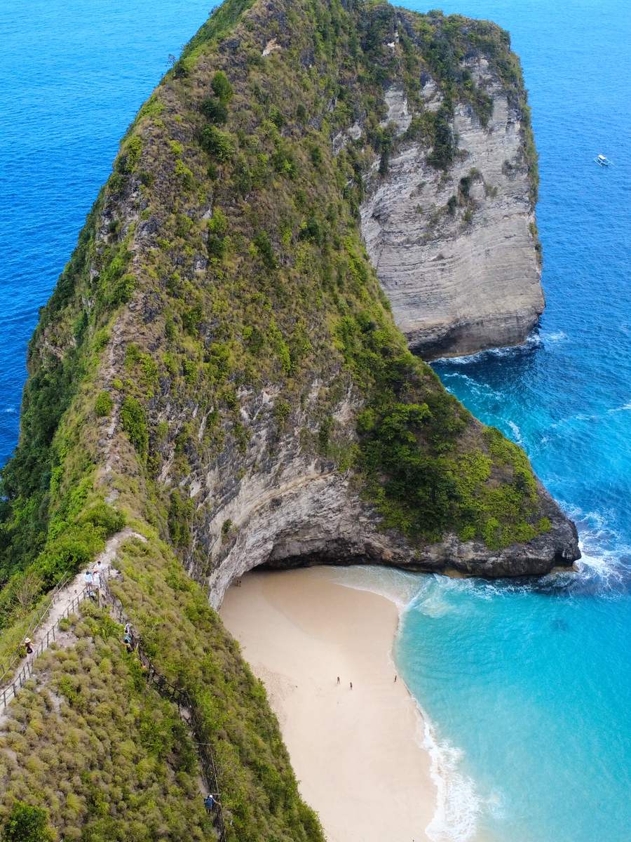 La falaise et la plage de sable blanc de Kelingking Beach, à Nusa Penida
