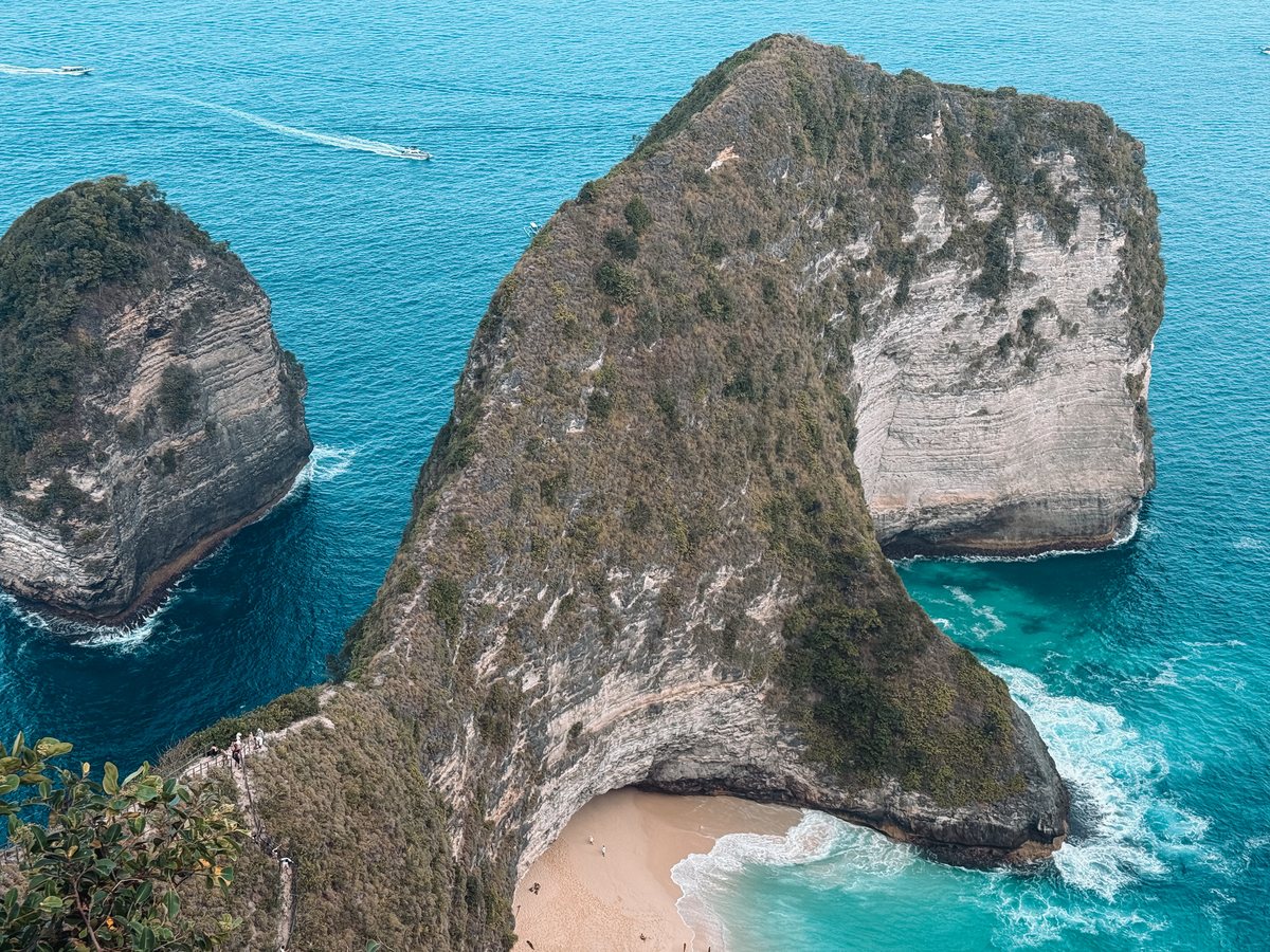 La falaise de Kelingking et sa plage en contrebas, vues depuis le point haut