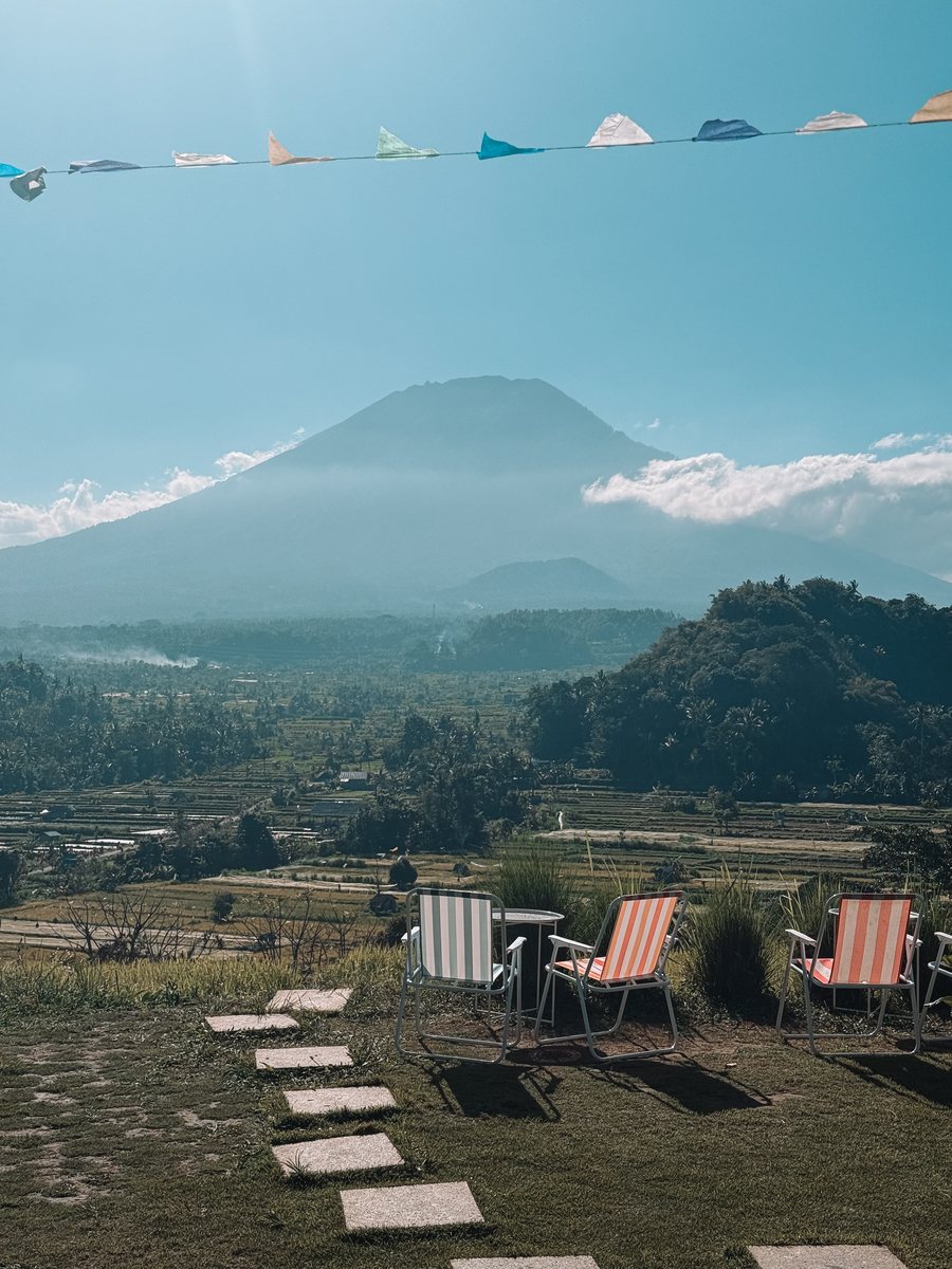 Des transats et des fanions face au mont Agung, au dessus des rizières