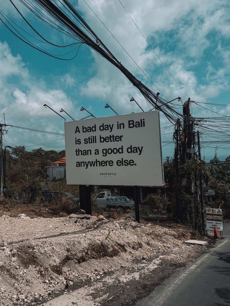 Un panneau au bord d'une route, avec l'inscription A bad day in Bali is still better than a good day anywhere else