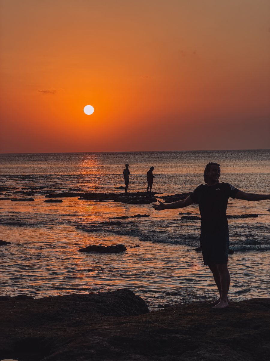 Silhouettes face au soleil couchant, au bord de l'océan