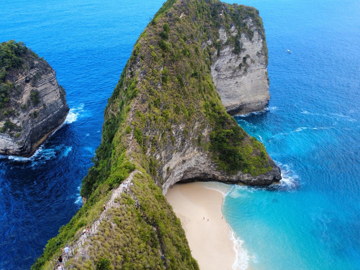 Kelingking Beach à Nusa Penida, falaise verte au dessus d'une plage de sable blanc