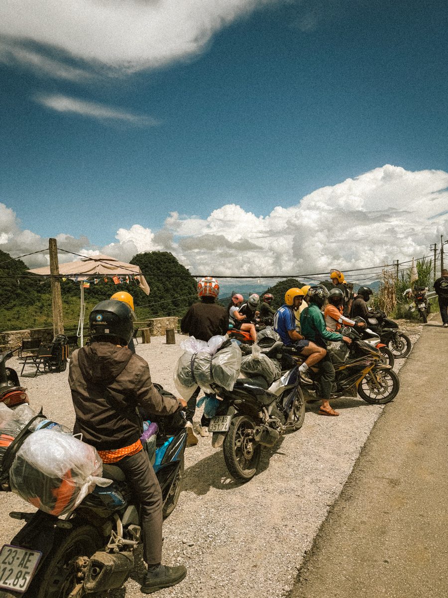 Le groupe à l'arrêt sur un promontoire, ciel bleu et gros nuages blancs