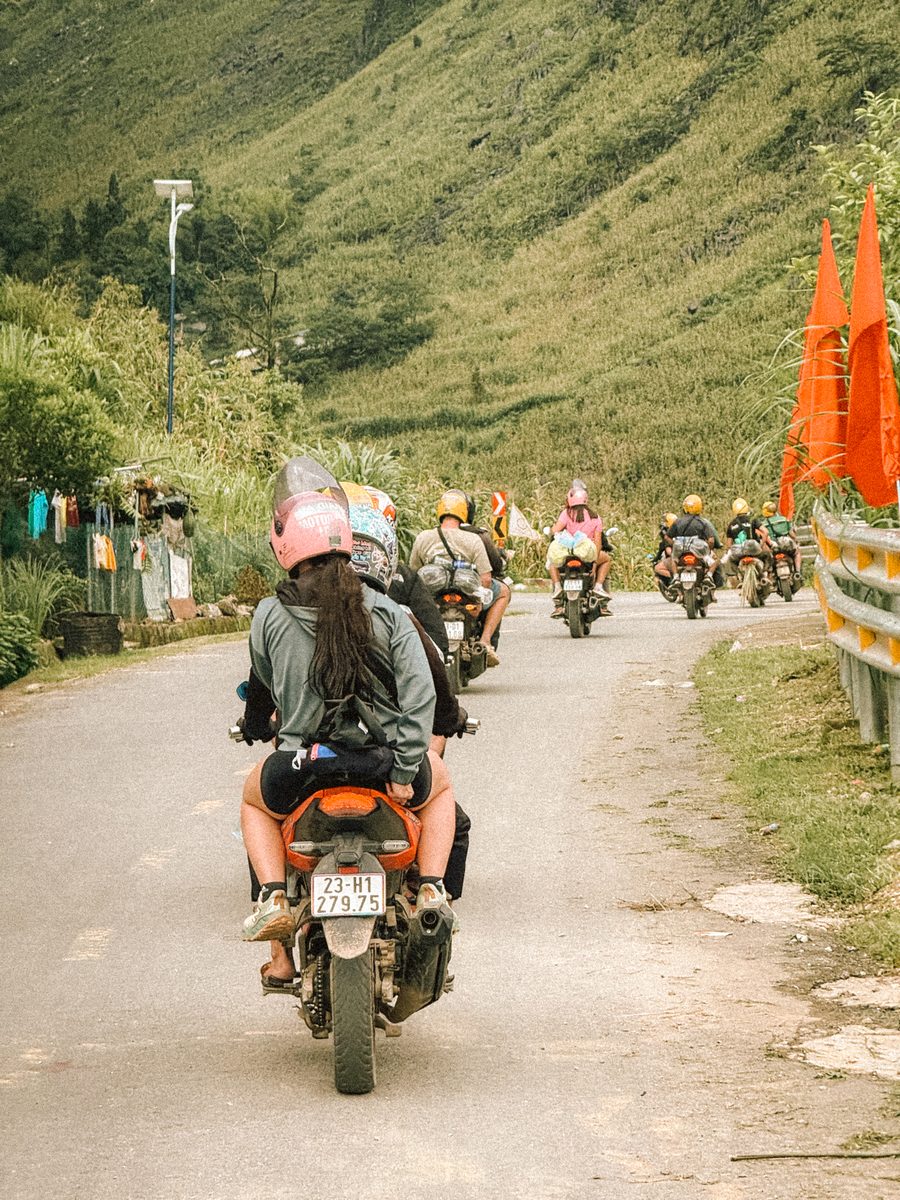 Une file de motos qui se suivent sur la route de la boucle