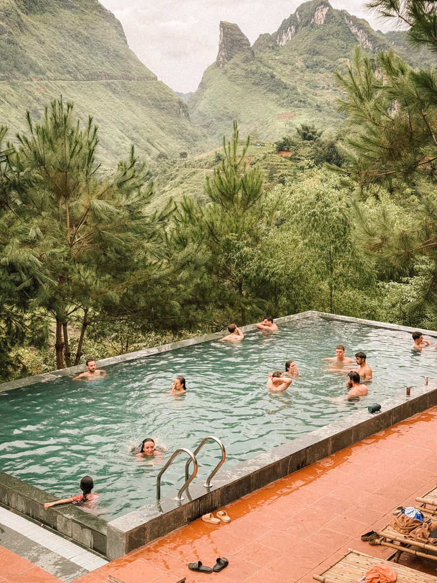 La piscine à débordement d'un homestay, face aux montagnes couvertes de forêt
