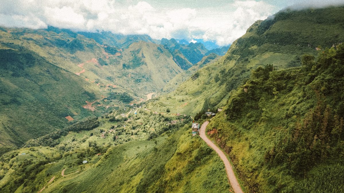 La route en corniche qui serpente au flanc de la montagne, la vallée en contrebas