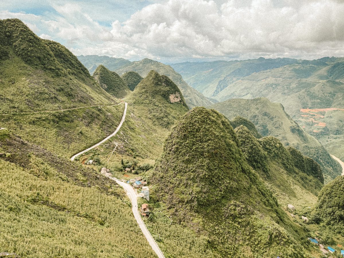 La route qui serpente entre les pitons couverts de végétation, vallées à perte de vue