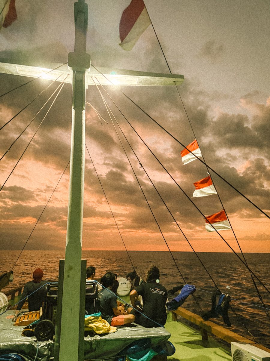 Le groupe installé sur le pont au coucher du soleil, matériel de plongée à côté