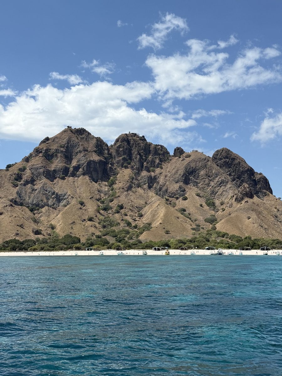 L'île de Padar et ses crêtes dénudées, vue depuis le bateau