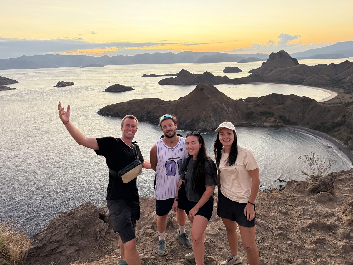 Le groupe réuni au sommet de Padar au coucher du soleil, les baies en contrebas