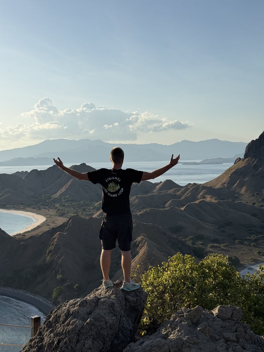 Julien bras écartés au sommet de Padar, devant les baies