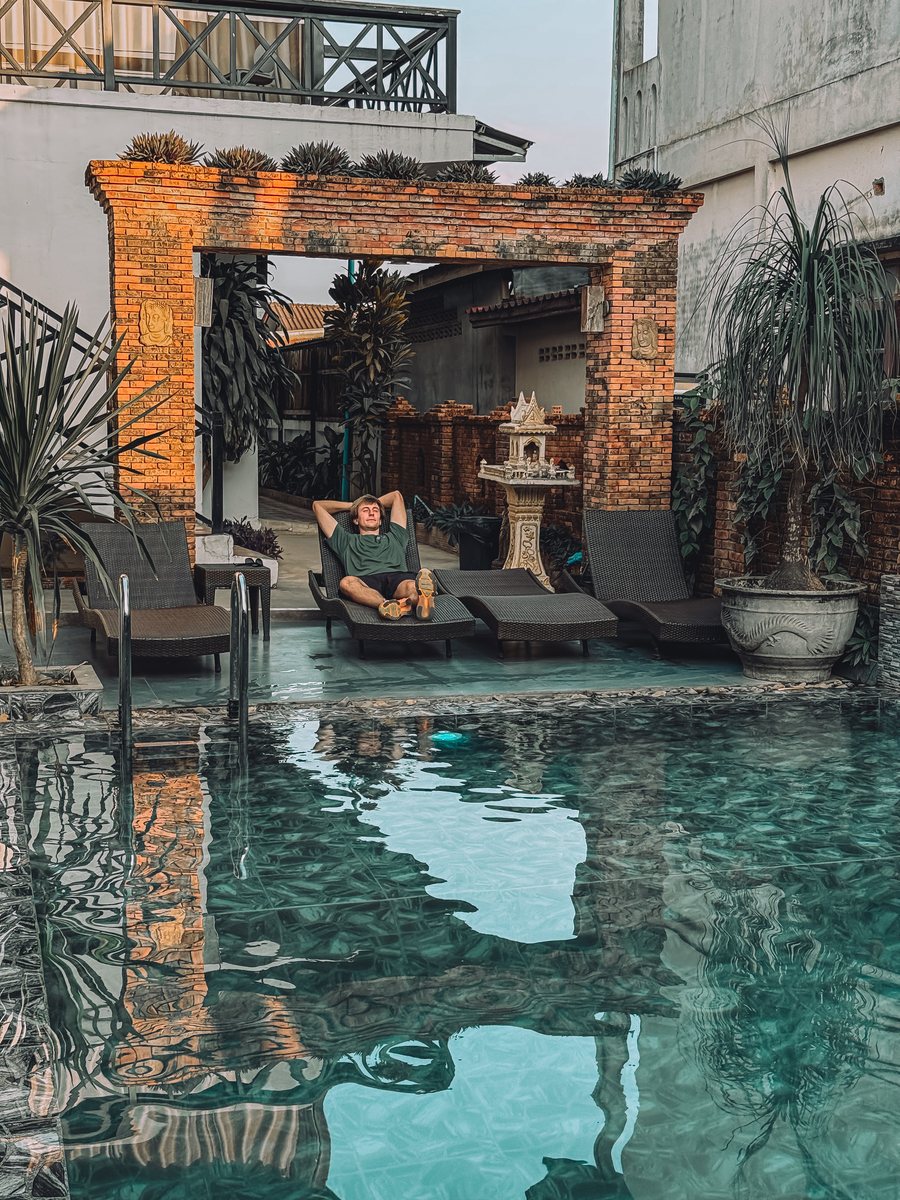 Julien installé au bord de la piscine d'un hôtel