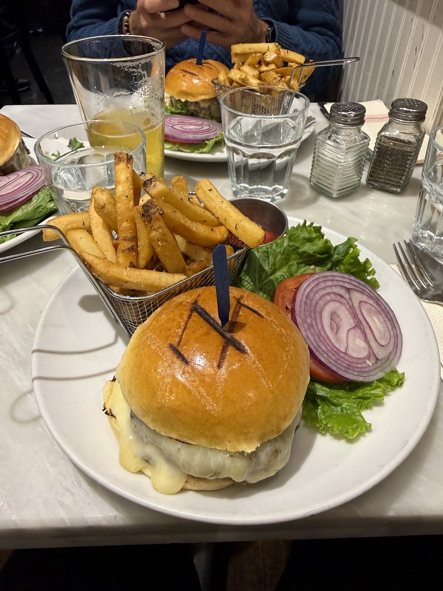Burger et panier de frites sur une table de restaurant
