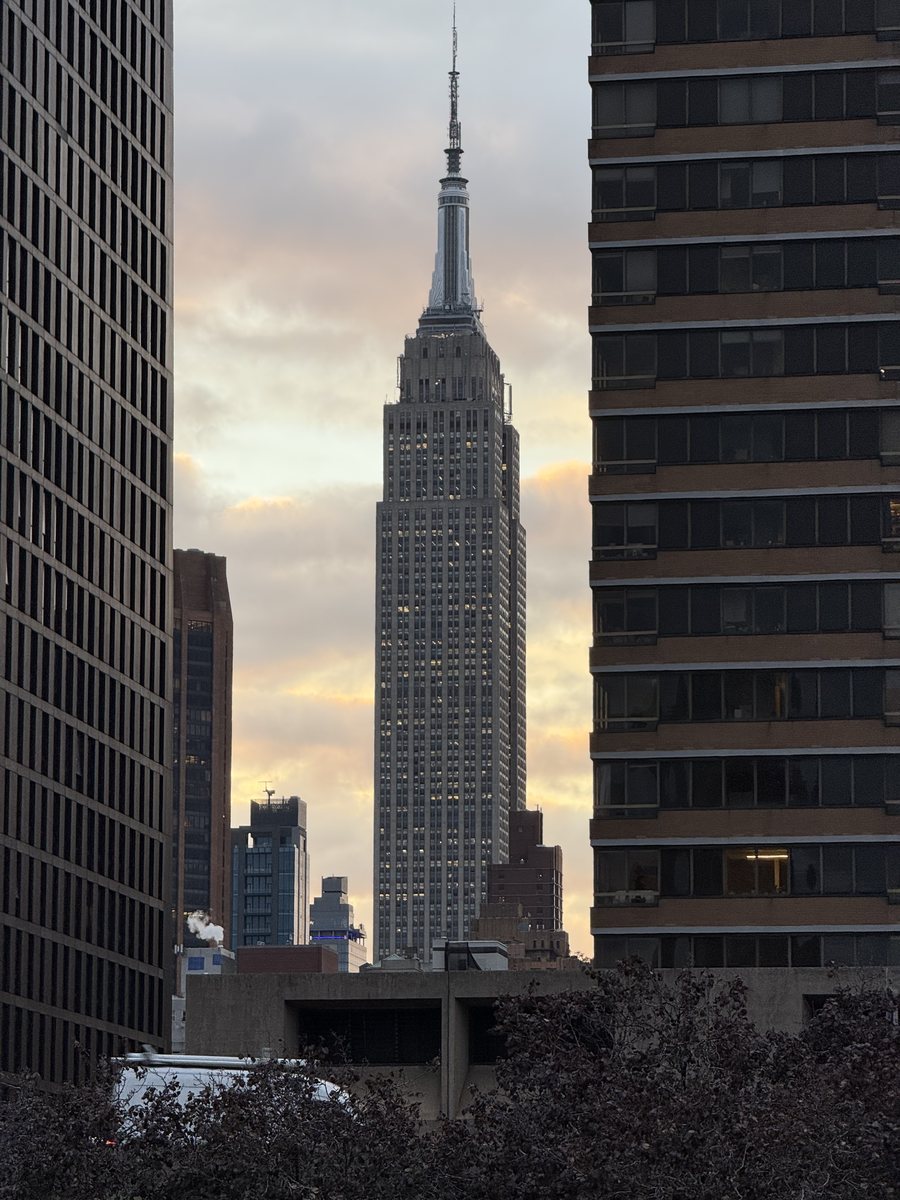 L'Empire State Building encadré par deux immeubles, au crépuscule