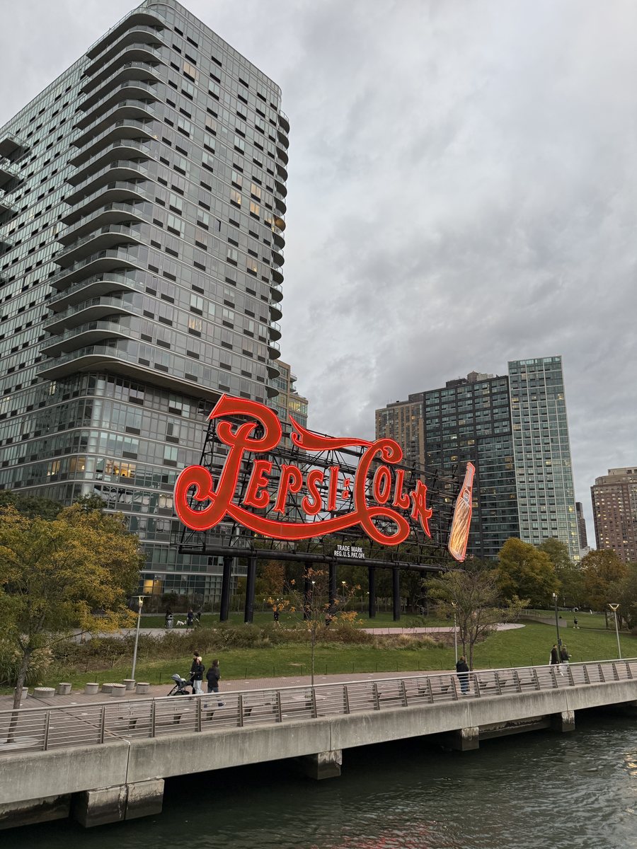 L'enseigne rouge Pepsi Cola au bord de l'East River, à Long Island City