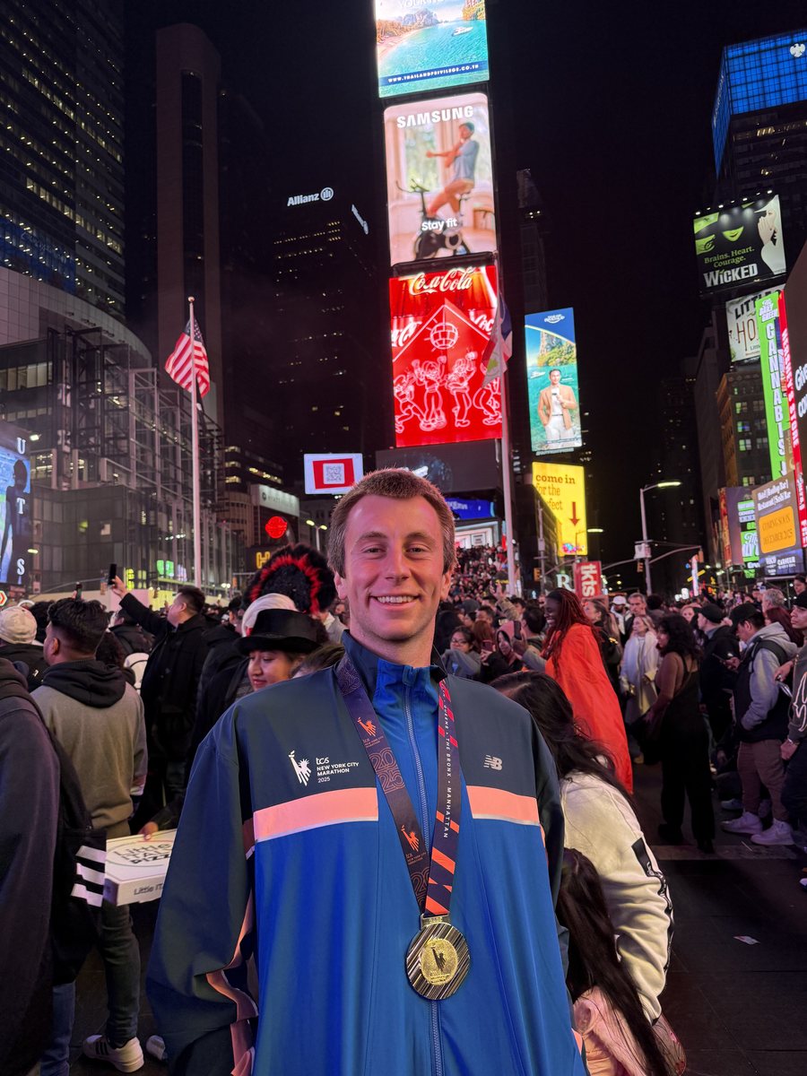 Julien avec sa médaille de finisher, le soir, au milieu de Times Square