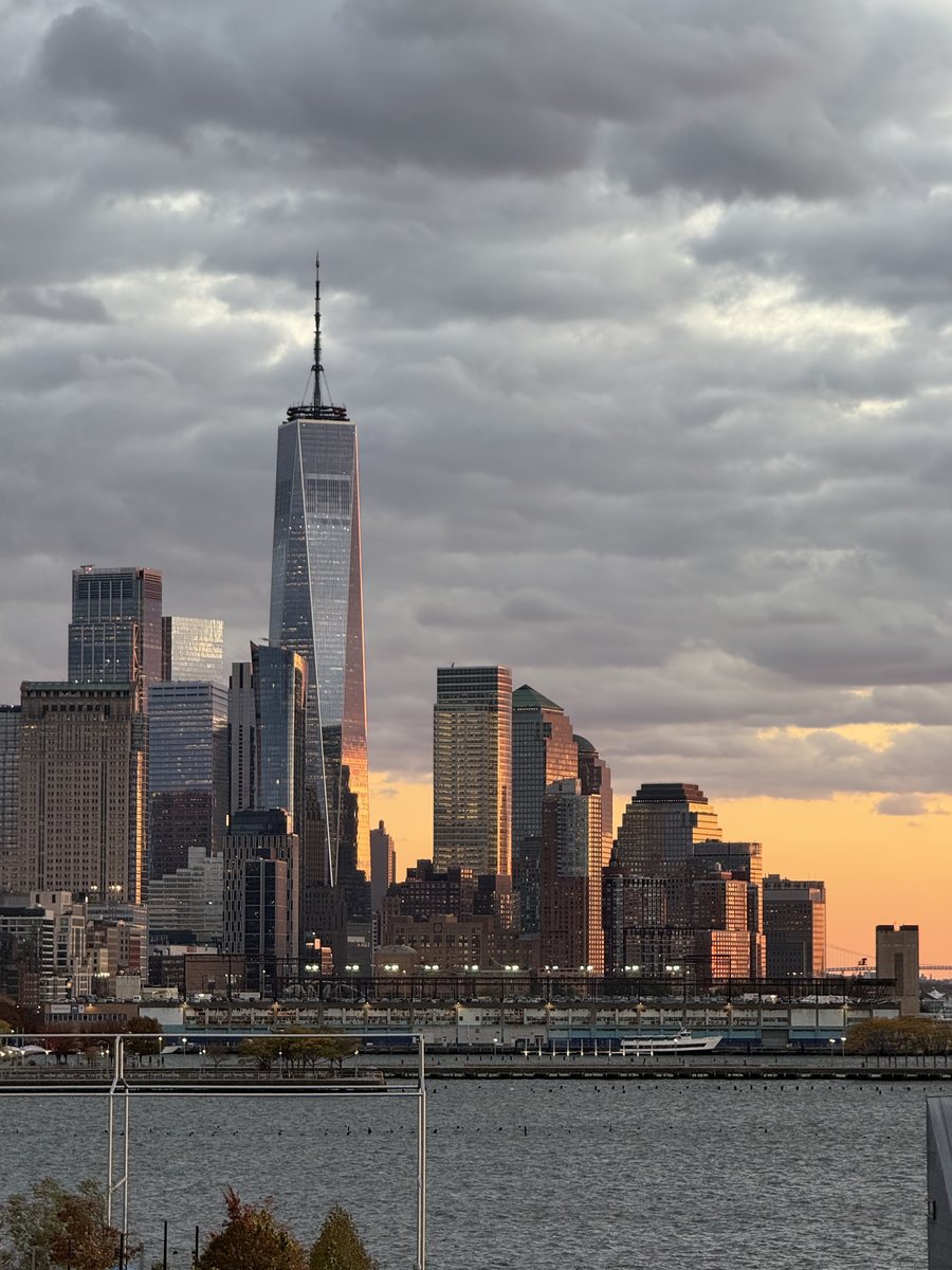 La tour One World et le sud de Manhattan au coucher du soleil