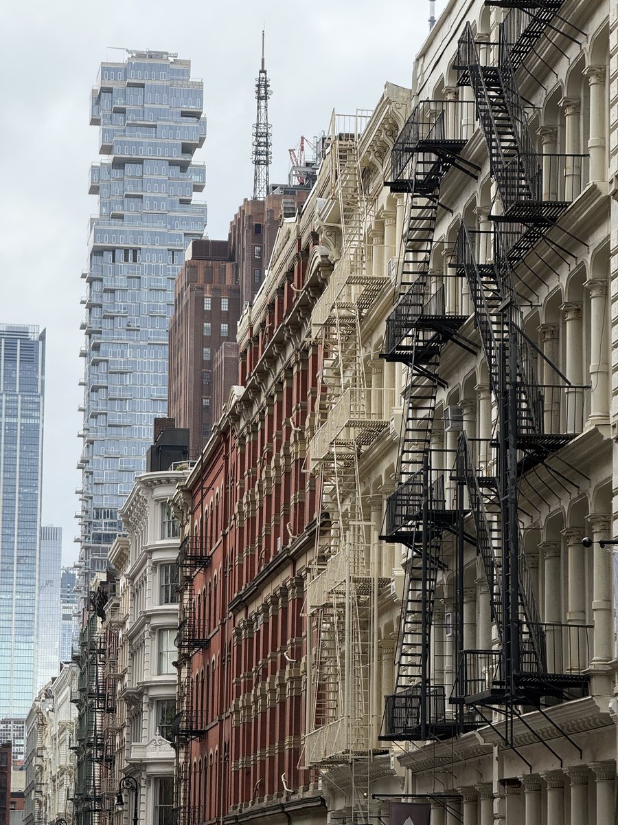 Escaliers de secours en fonte sur les façades de SoHo, gratte ciel en arrière plan