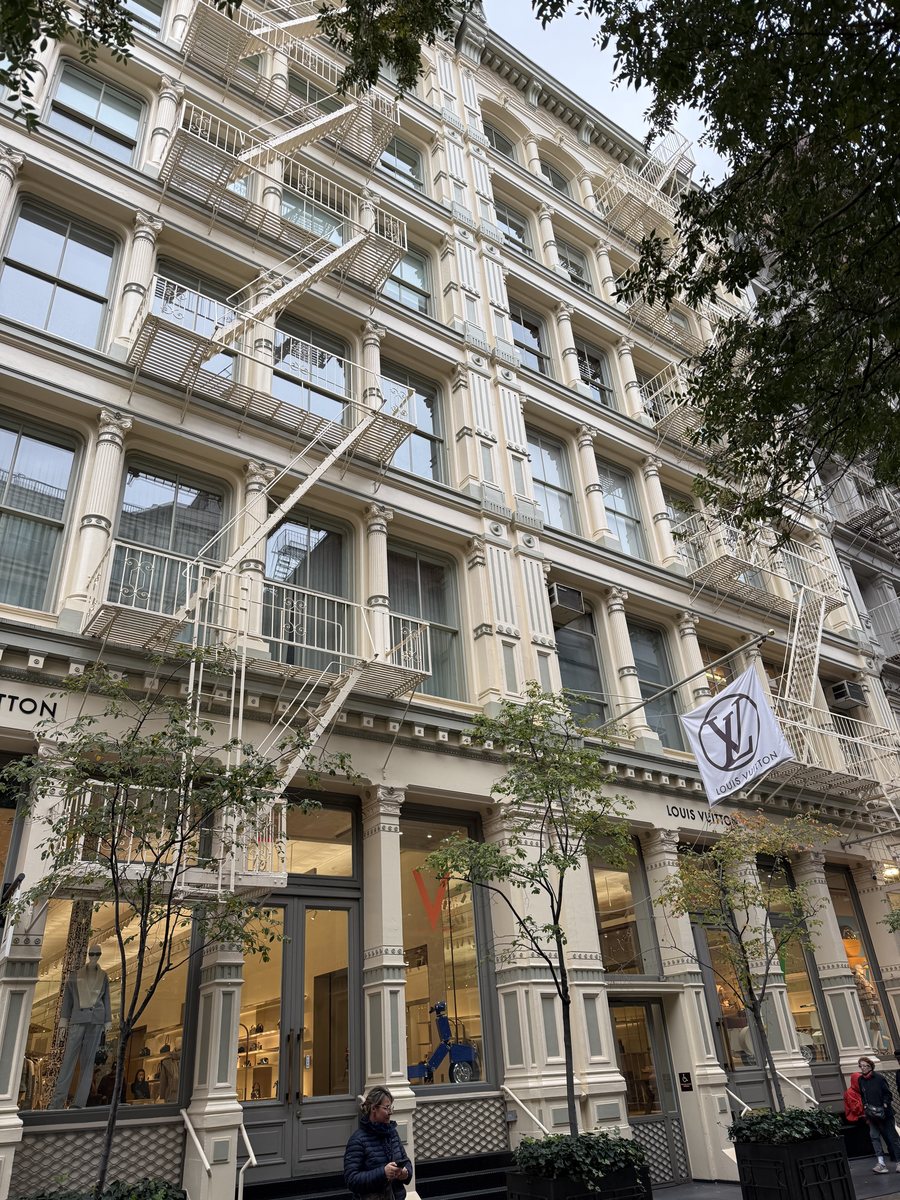 Façade en fonte de SoHo vue en contre plongée, boutique au rez de chaussée