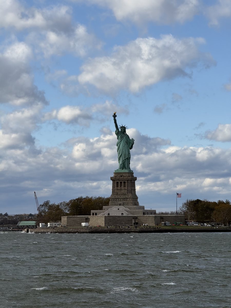 La statue de la Liberté vue depuis le ferry, sous un ciel de traîne