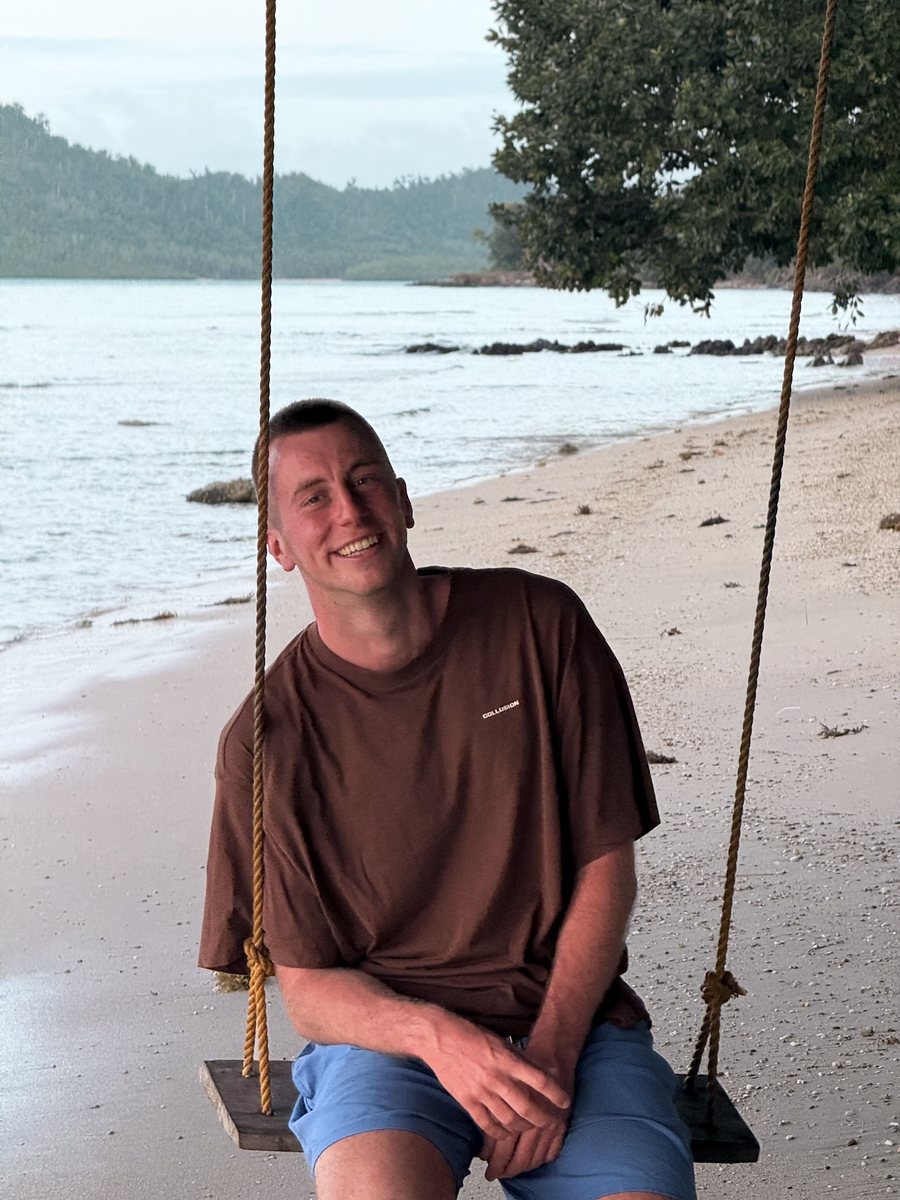 Portrait sur une balançoire en bord de plage, au crépuscule