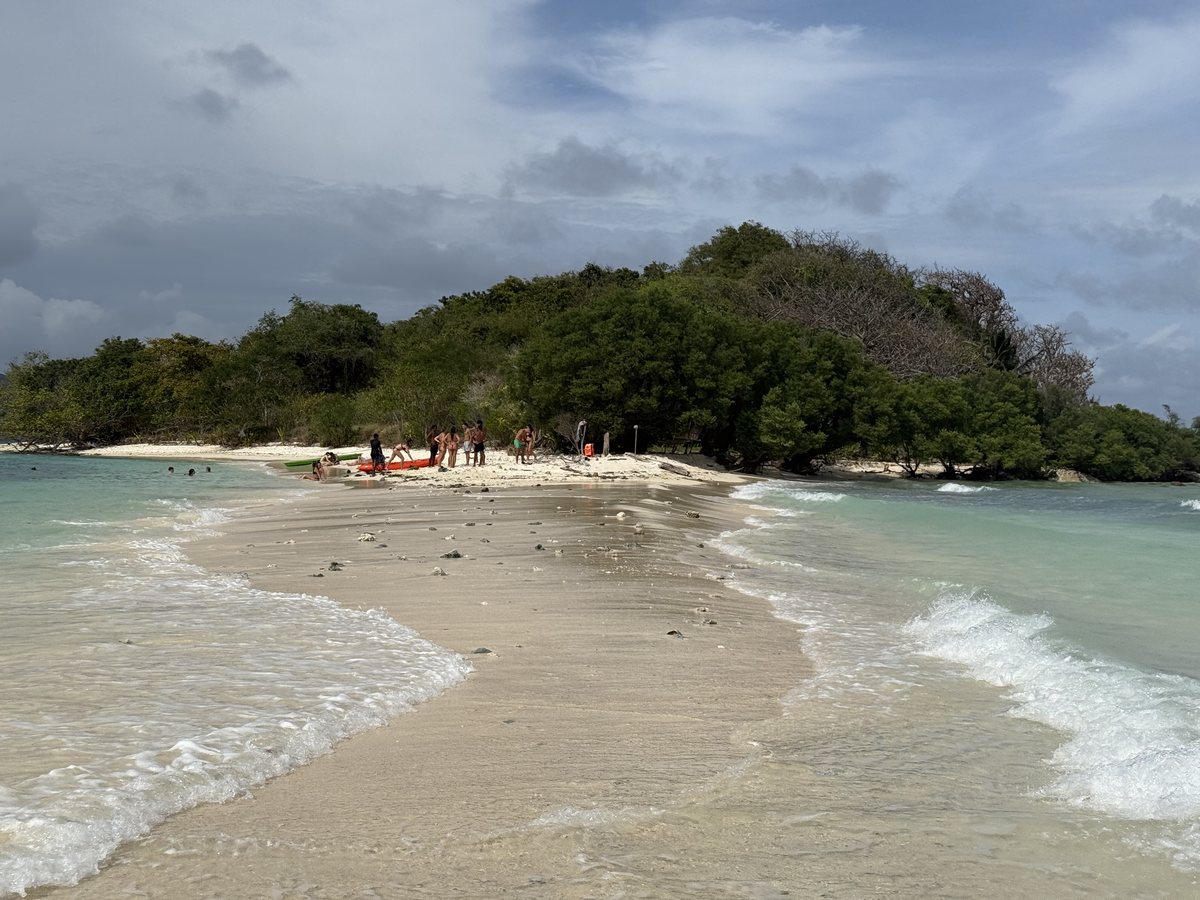 Banc de sable entre deux mers, menant à un îlot boisé