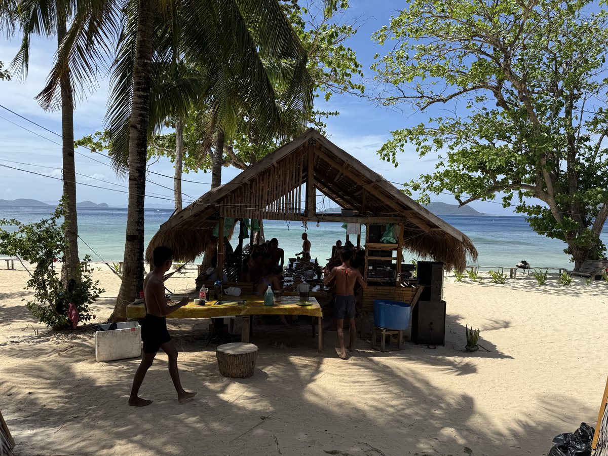 Cuisine de plein air sous un abri en bambou, au bord de la plage
