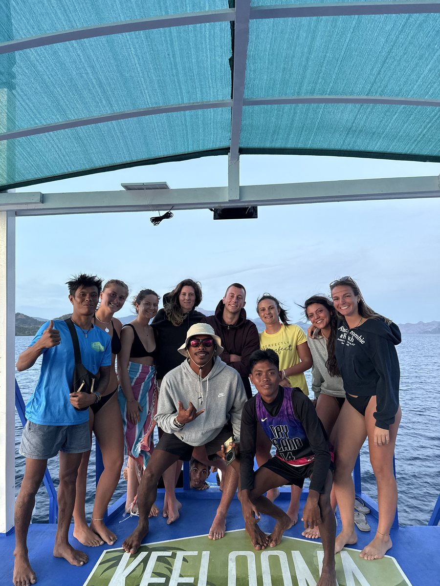 Photo de groupe avec l'équipage, sur le pont du bateau de la croisière