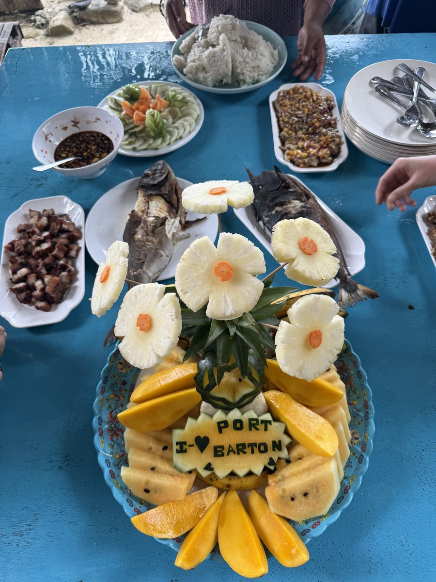 Table de plats philippins avec un ananas sculpté au nom de Port Barton