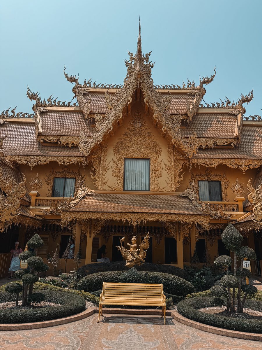 Pavillon entièrement doré et sculpté dans les jardins du Temple Blanc