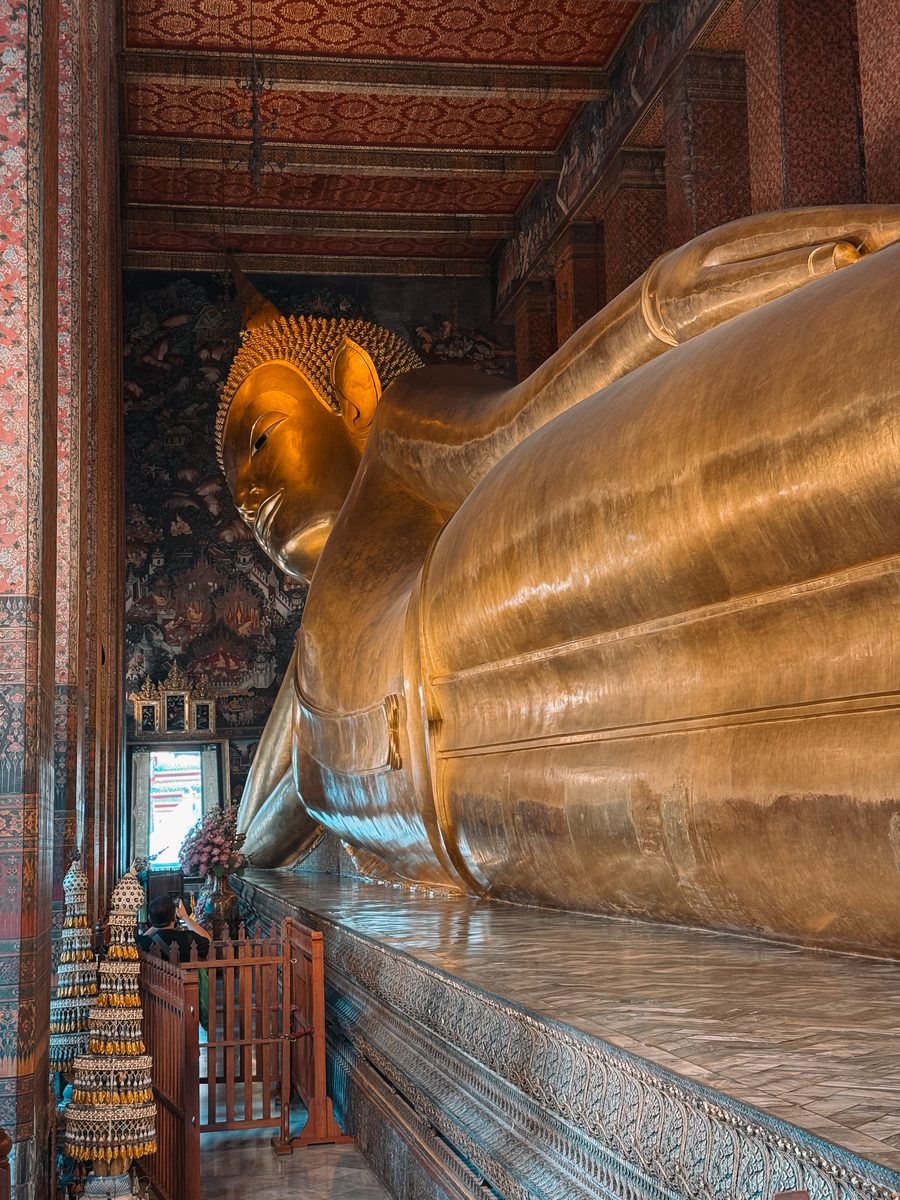 Le bouddha couché doré du Wat Pho, vu depuis le pied de la statue