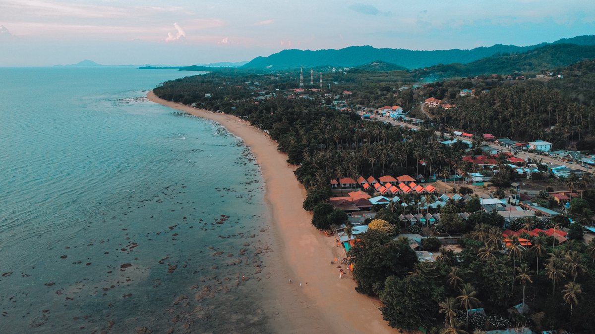 La côte de Koh Lanta vue du ciel au coucher du soleil, plage et cocotiers