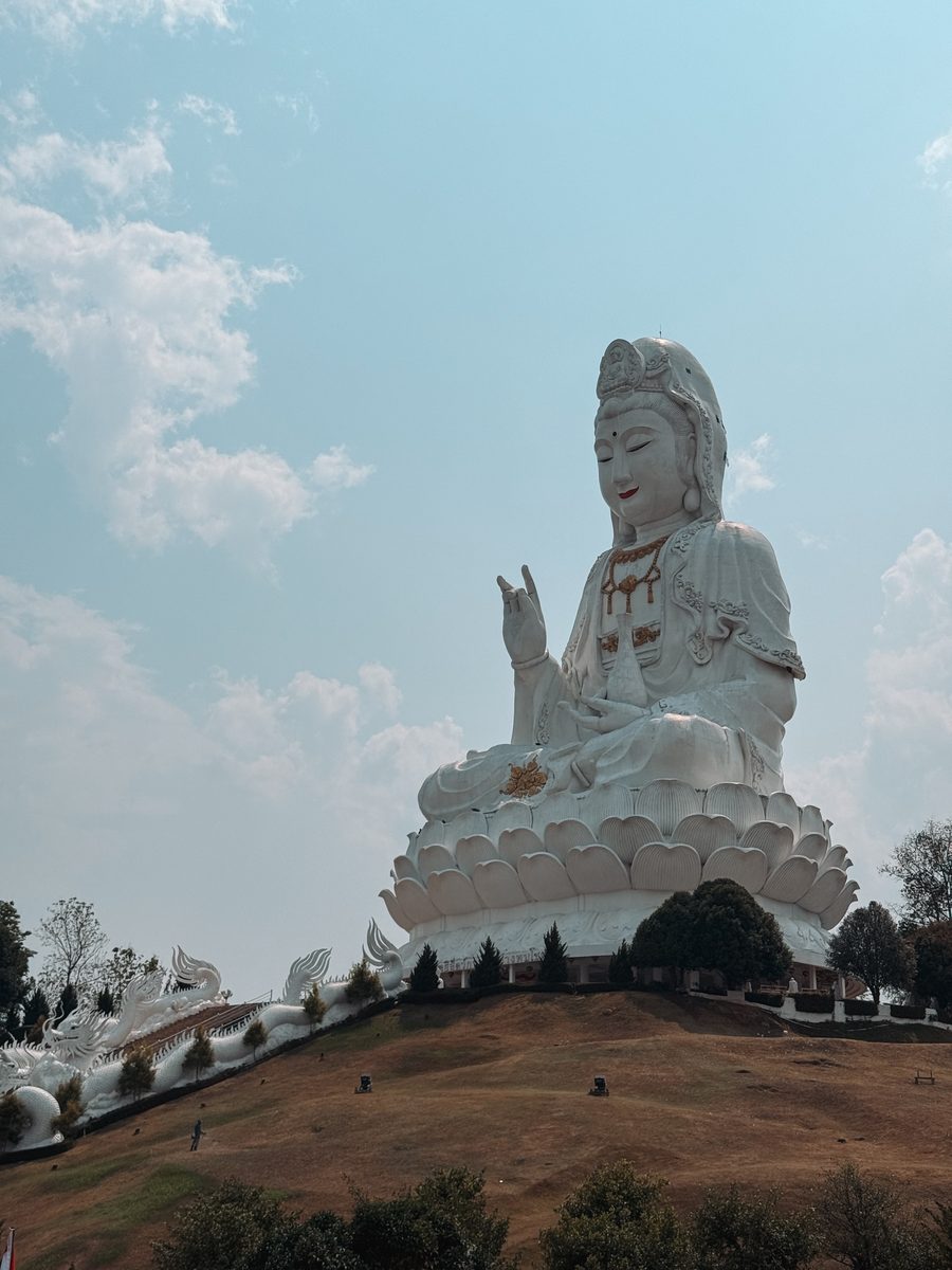 La grande statue blanche assise qui domine la colline, au dessus de Chiang Rai