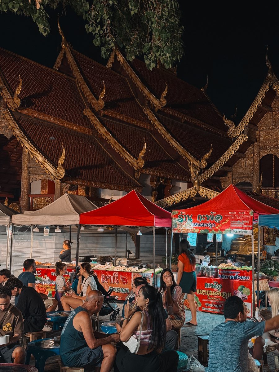 Stands de nourriture installés le soir dans la cour d'un temple de Chiang Mai