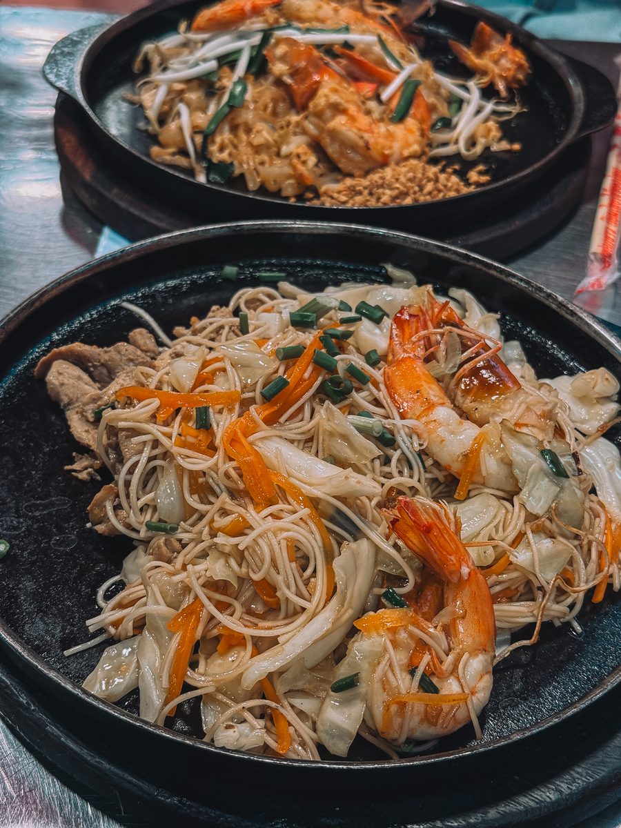 Nouilles sautées aux crevettes servies sur plaque chaude