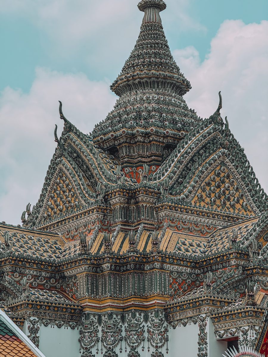 Toit de temple en mosaïque de porcelaine sous un ciel clair, à Bangkok