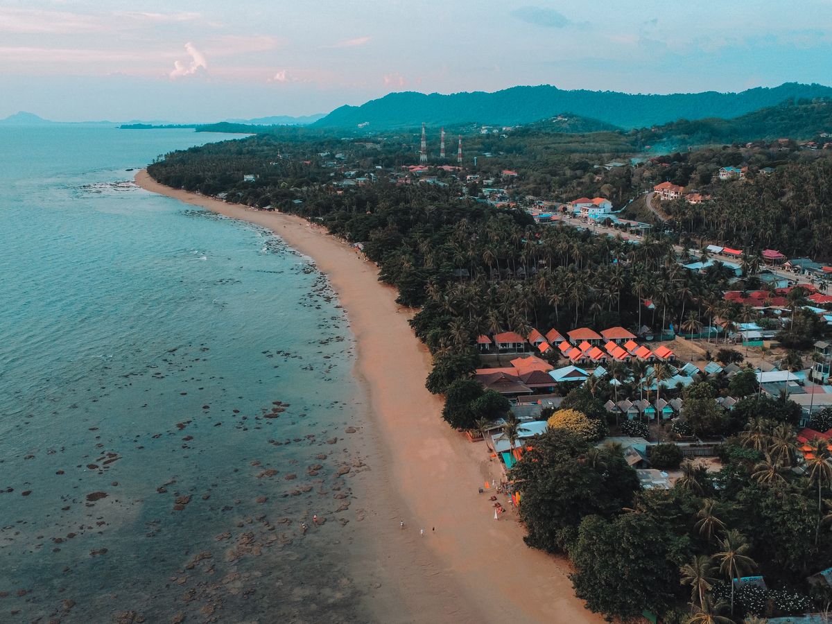 La côte de Koh Lanta vue du ciel au coucher du soleil