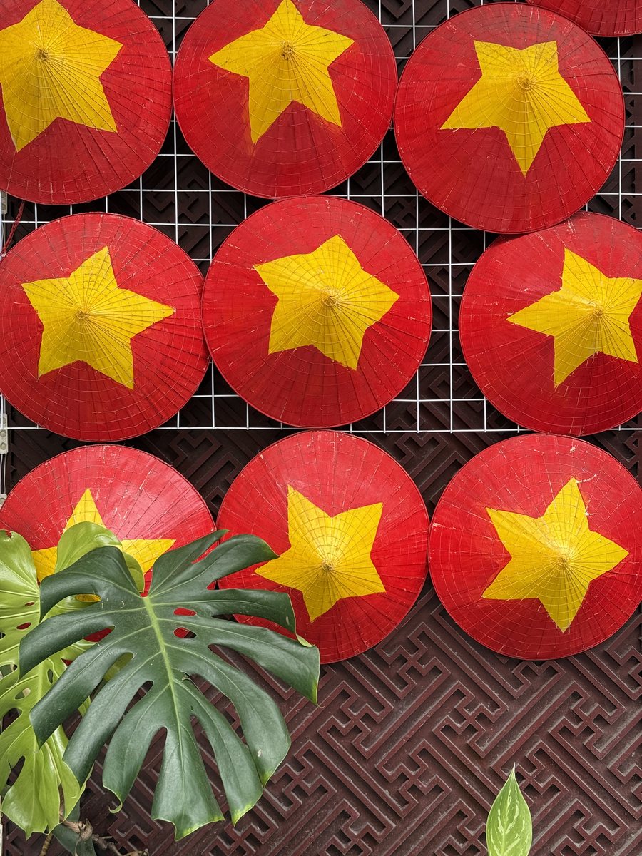 Chapeaux coniques peints aux couleurs du drapeau vietnamien, rouge à étoile jaune