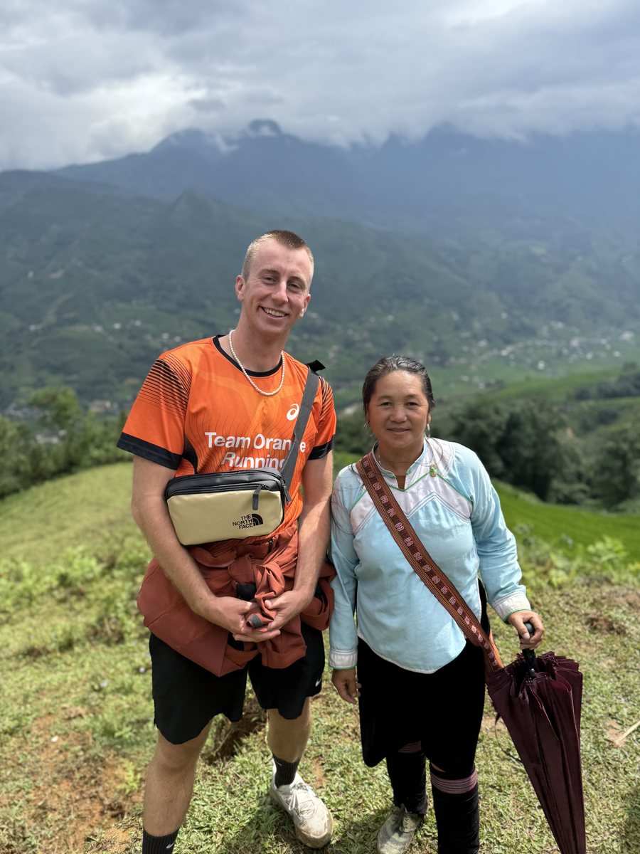 Julien à côté d'une femme d'une ethnie locale sur un sentier de montagne