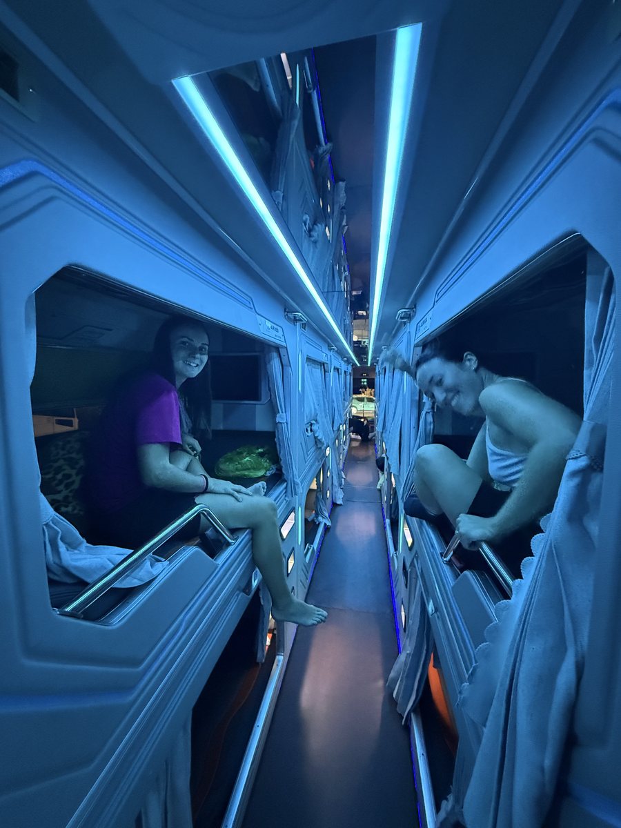 Intérieur d'un bus de nuit vietnamien, avec ses couchettes individuelles superposées