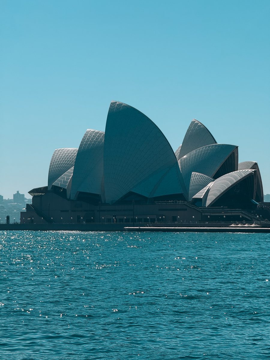 L'Opéra de Sydney vu depuis l'eau en plein jour, sous un ciel dégagé