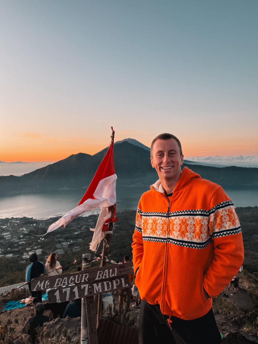 Julien au sommet du mont Batur à Bali, devant le panneau des 1717 mètres