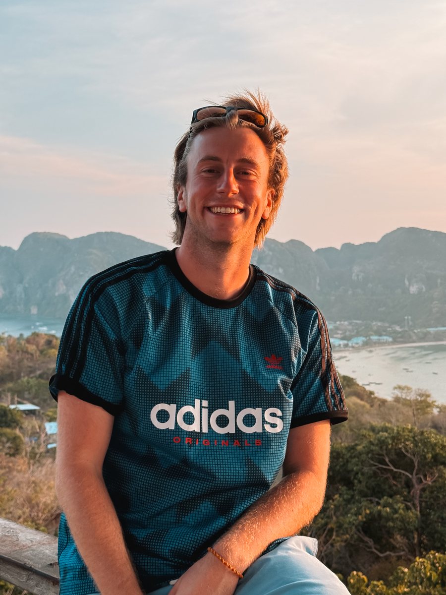 Julien au point de vue de Koh Phi Phi au coucher du soleil, la double baie derrière lui