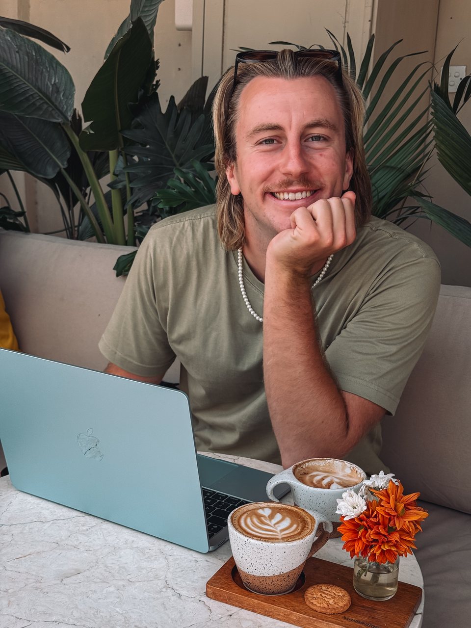 Julien au travail sur son ordinateur portable, dans un café d'Ubud